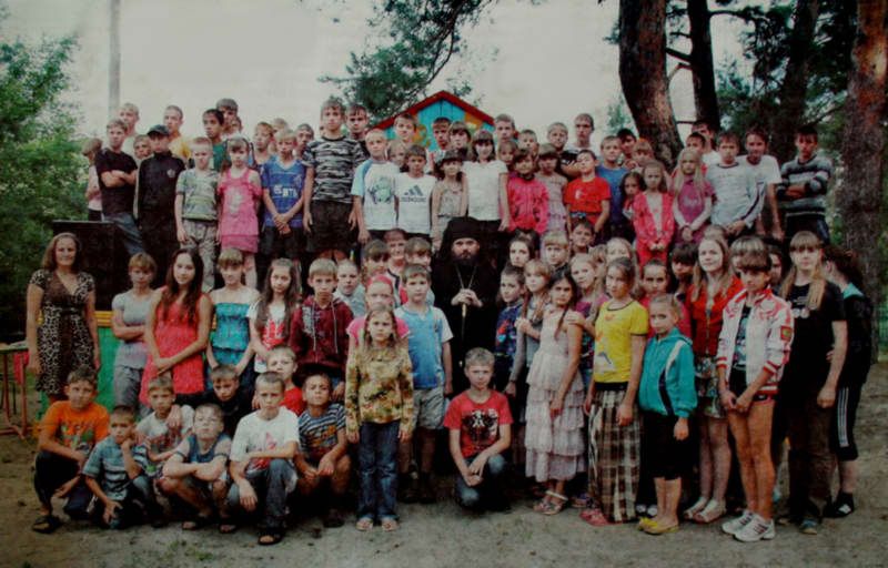 Преосвященнейший Тарасий, епископ Балашовский и Ртищевский с первым православным отрядом лагеря в 2012 г.