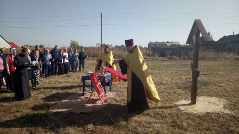 В селе Луганское Красноармейского района освящен поклонный креста на месте будущего строительства храма