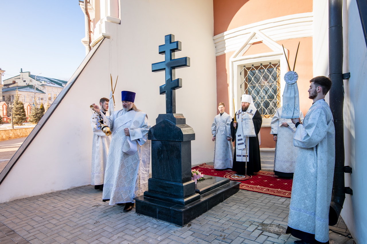 Заупокойная лития совершаемая мирянами дома. Архиепископ Пимен Хмелевский. Архиепископ Пимен Хмелевский Троицкий собор. Пимен Хмелевский архиепископ Саратовский Глазунов. Пимен Хмелевский могила.