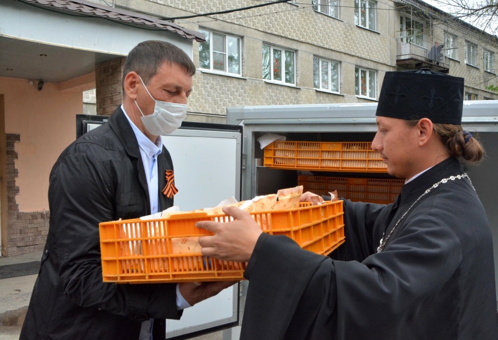 Епископ Тарасий передал пасхальные подарки в Балашовский дом-интернат