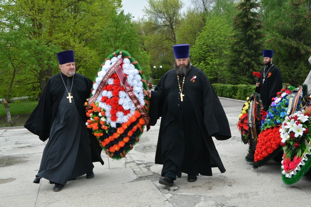 Священники возложили цветы к Монументу Славы