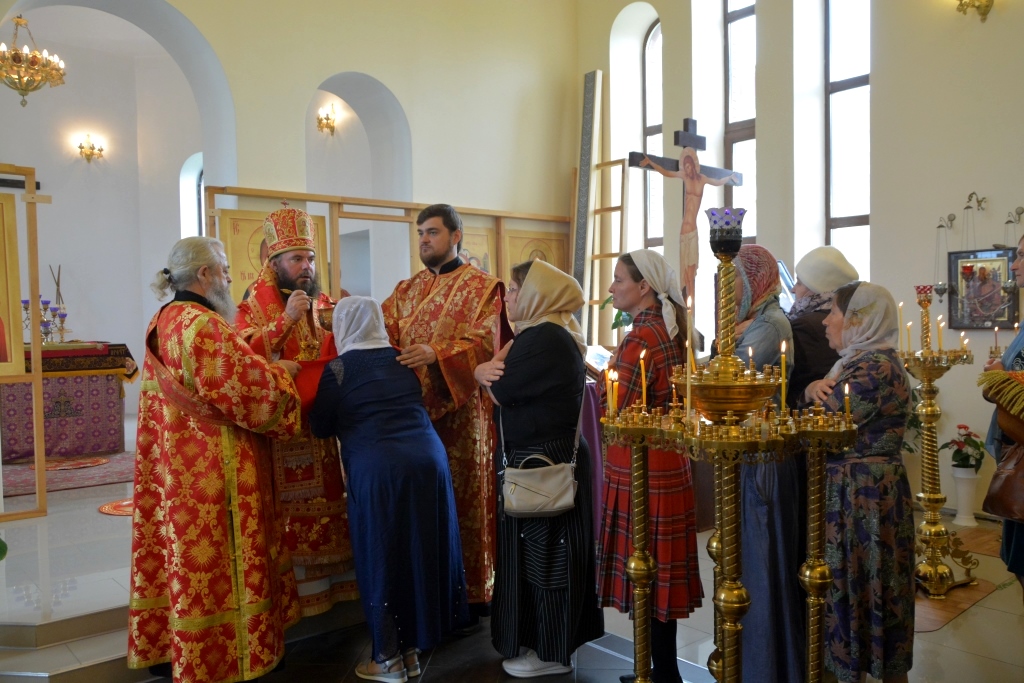 Божественная литургия в храме в честь Воздвижения Честного и Животворящего Креста Господня г. Балашова