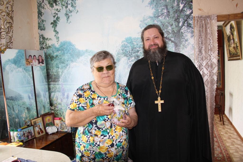Священник посетил пожилых прихожан