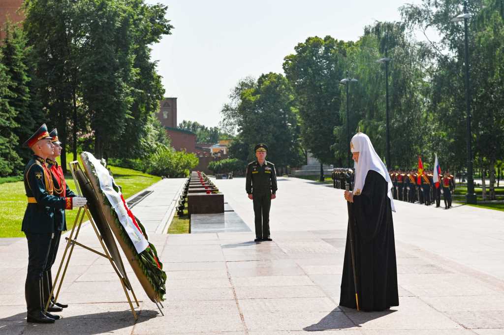 Святейший Патриарх Кирилл возложил венок к могиле Неизвестного солдата у Кремлевской стены