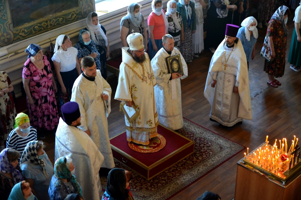 Божественная литургия и панихида в кафедральном соборе Архангела Михаила г. Балашова