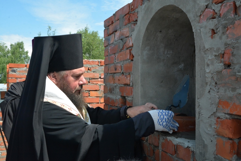 Епископ Тарасий заложил капсулу в основании храма в честь святителя и чудотворца Николая в селе Инясево Романовского района