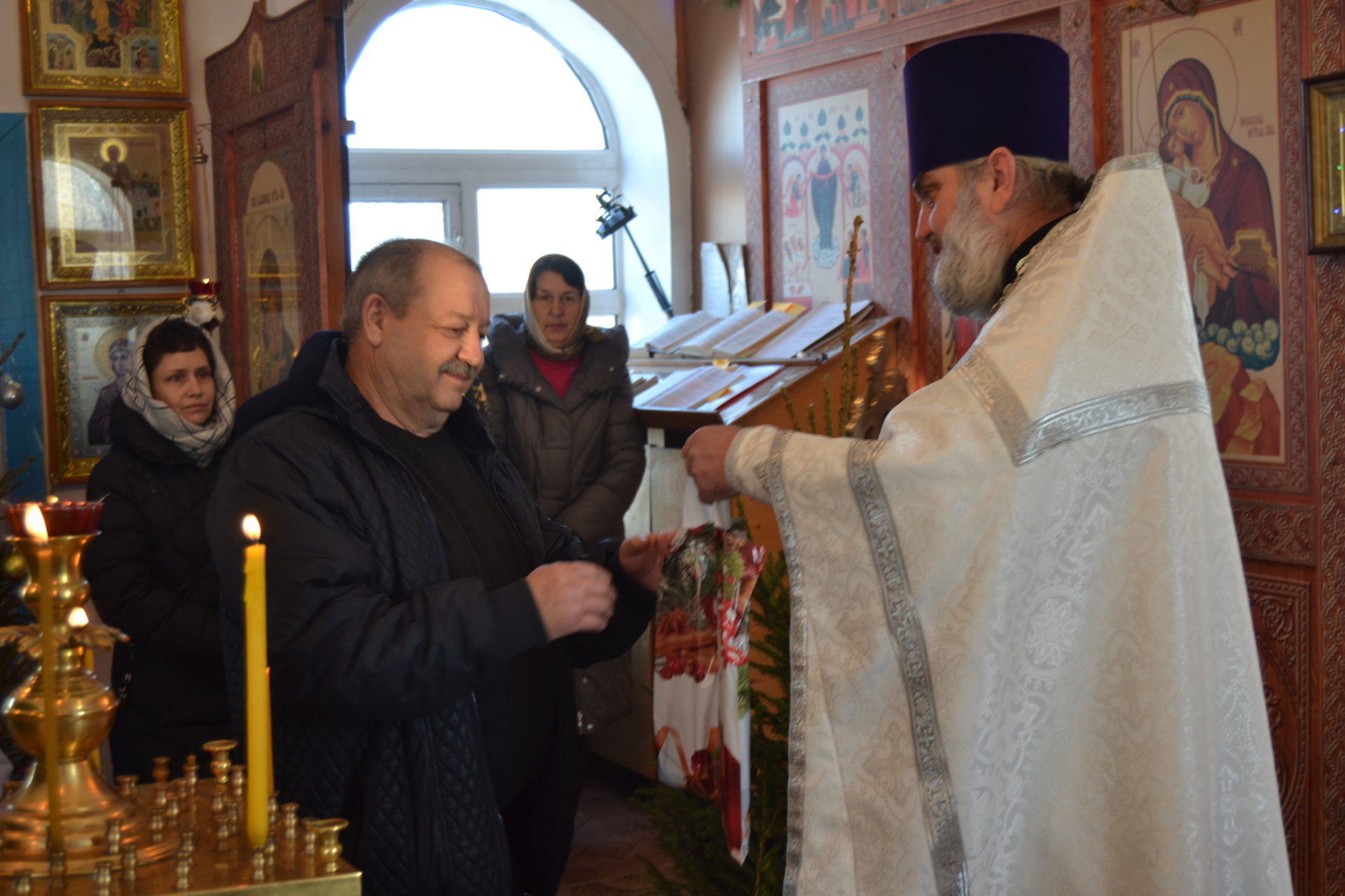 В Турках священник поздравил прихожан с праздничными днями
