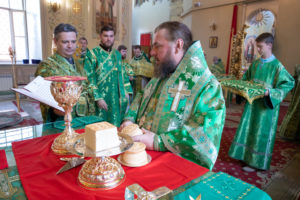 Божественная литургия в Покровском соборе г. Саратова.