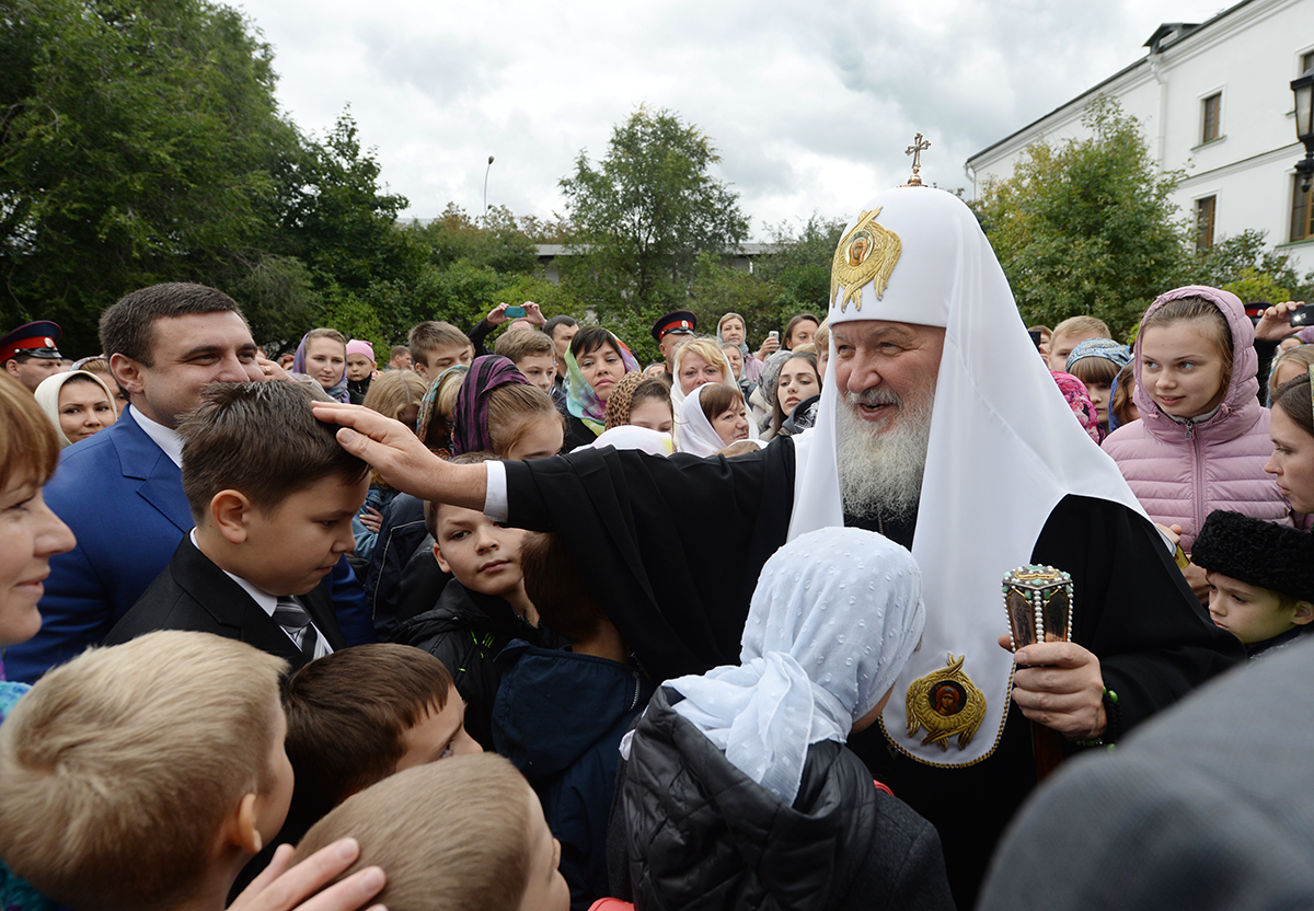 Благословляем народ. Благословение Патриархом Крилла. Патриарх православная молодёжь Смоленск.