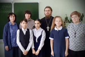 Священник посетил урок по основам православной культуры