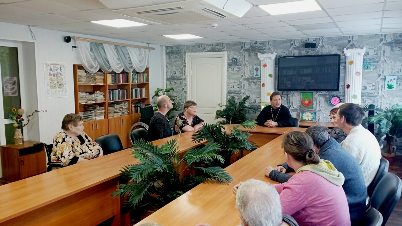 Священник посетил Дом-интернат для престарелых и инвалидов | 03.10.2023 |  Балашов - БезФормата