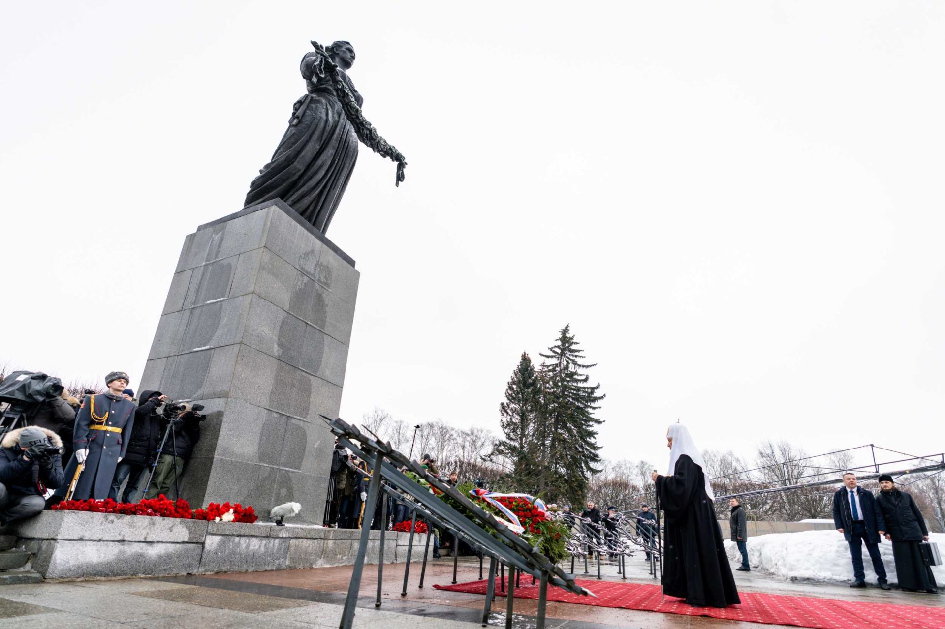 В 80-ю годовщину полного освобождения Ленинграда от фашистской блокады Святейший Патриарх Кирилл принял участие в торжественно-траурной церемонии на Пискаревском кладбище Санкт-Петербурга