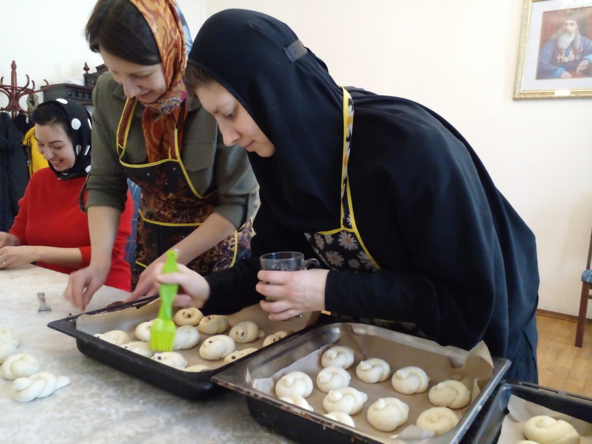 В Покровском женском монастыре по традиции угощали жаворонками из теста