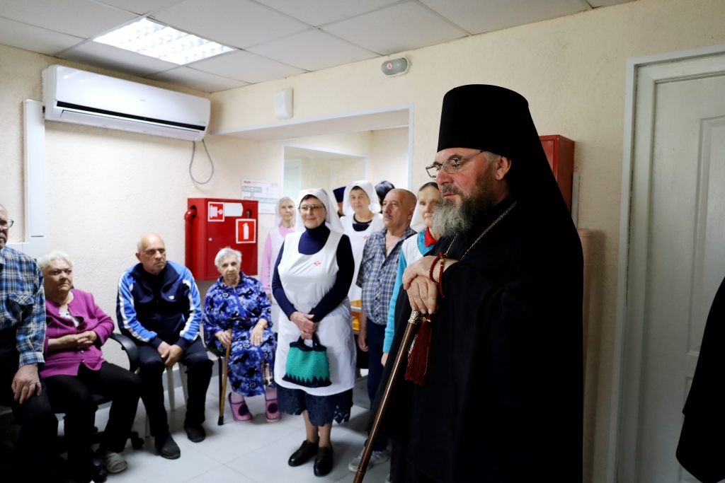 В пасхальные дни владыка Тарасий посетил Балашовский дом-интернат для престарелых и инвалидов