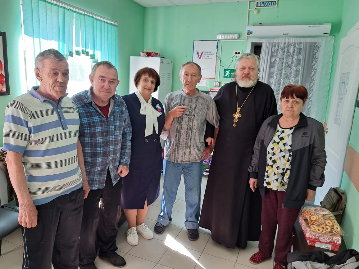Священник посетил дом престарелых и инвалидов