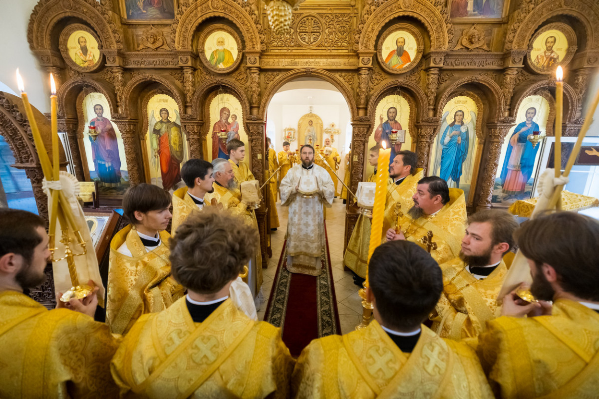Митрополит Игнатий совершил Божественную литургию в храме святых бессребреников Космы и Дамиана г. Саратова