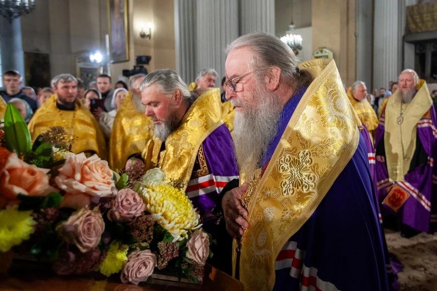 Малая вечерня с акафистом в Свято-Троицком соборе Александро-Невской лавры