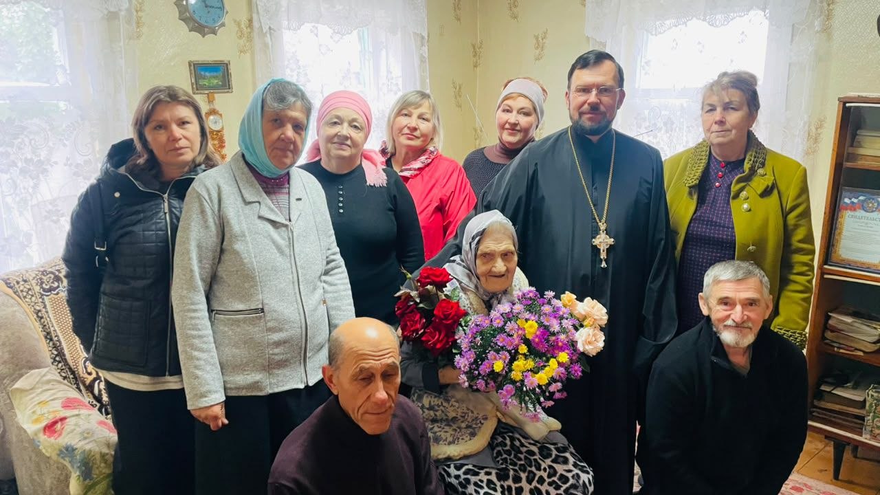 Священник поздравил прихожанку со 105-летием