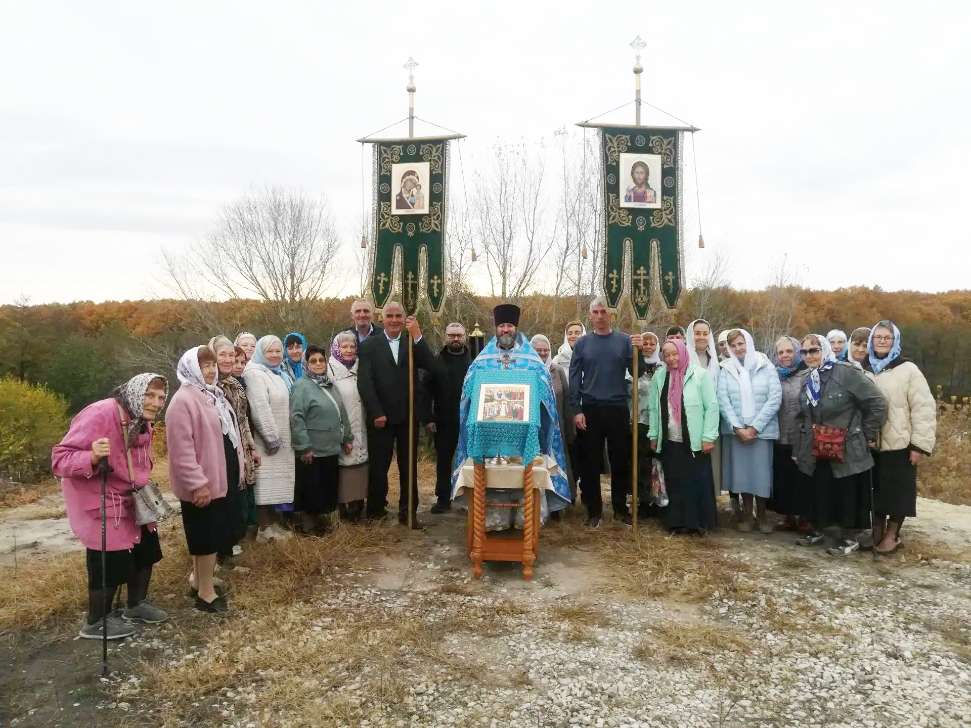 Крестный ход к  месту, где находился храм Покрова Пресвятой Богородицы